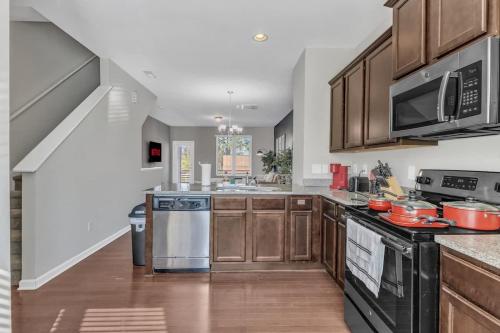 Kuchyň nebo kuchyňský kout v ubytování Luxe King 3BR Townhouse Mins to Downtown