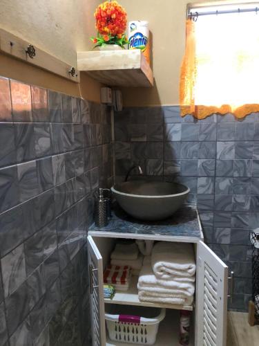 a bathroom with a sink and a counter with towels at River Valley View in Beaulieu