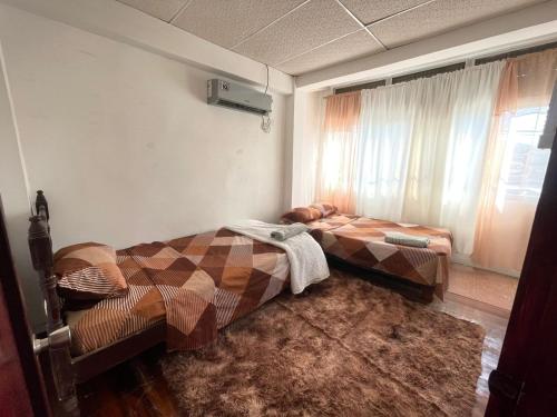 a bedroom with a bed and a window at SUIT PortoCentro1 in Portoviejo