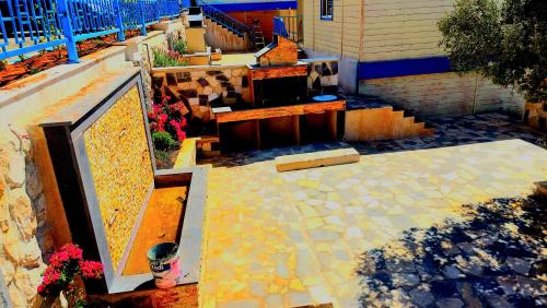 an overhead view of a patio with a building at اكواخ ارض الخير in Ajloun
