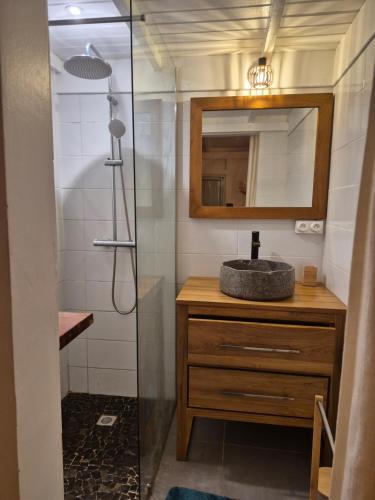 un baño con lavabo y espejo en Villa CANNELLE Pointe Batterie, piscine, vue mer, en Deshaies