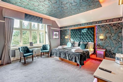 ボウネス・オン・ウィンダミアにあるMaison On Windermereの花柄の壁紙を用いたベッドルーム1室(キングサイズベッド1台付)