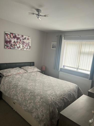 a bedroom with a bed and a window at 2 bedroom bungalow, 15 minutes to Alton Towers, dog friendly in Wetleyrocks