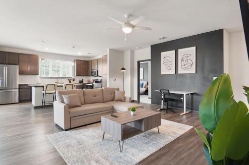 ウェイクフォレストにあるLuxe King 3 Bedroom Suite in North Raleigh NCのソファとテーブルのあるリビングルーム