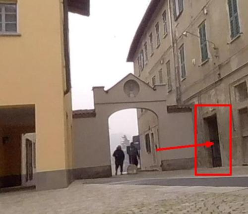 two people walking through an archway in a building at Da Nonna Nucci in Ovada