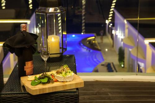 Minuman di The Privilege Hotel Ezra Beach Club