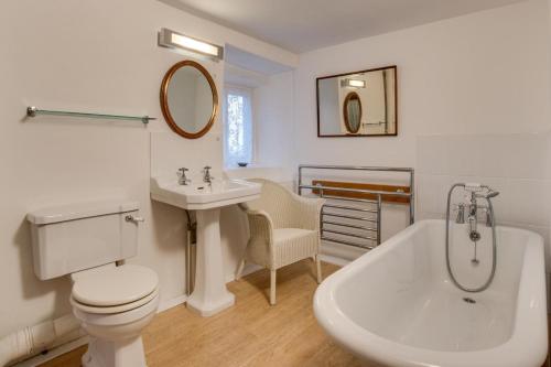 Un baño con inodoro, bañera y lavabo. en Ty Capel Carmel, en Llanfachreth