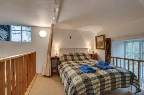 Un dormitorio con una cama con toallas azules. en Ty Capel Carmel, en Llanfachreth
