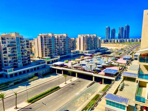 بينت هاوس 3 غرف فخم بموقع استراتيجي بقلب العلمين الجديدة