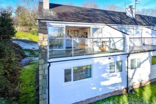 an aerial view of a white house with a balcony at 1 Glyn Y Marian in Llanbedrog