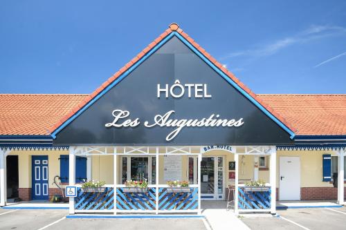 Un cartel de hotel en el frente de un edificio en Les Augustines, en Quend