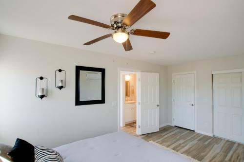 Ένα ή περισσότερα κρεβάτια σε δωμάτιο στο Peaceful Peoria Bungalow with Pool and BBQ