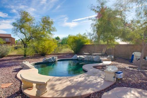 Πισίνα στο ή κοντά στο Peaceful Peoria Bungalow with Pool and BBQ