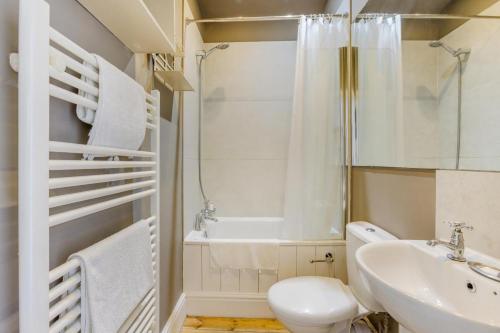 une salle de bain avec un lavabo, des toilettes et une baignoire dans l'établissement Williams Cottage, à Bucks Mills