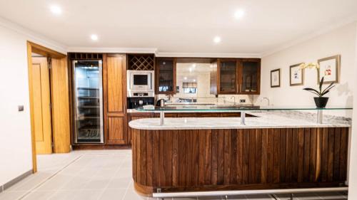 - une cuisine avec un grand îlot et un comptoir dans l'établissement Villa Dasha by the Lake, à Quinta do Lago