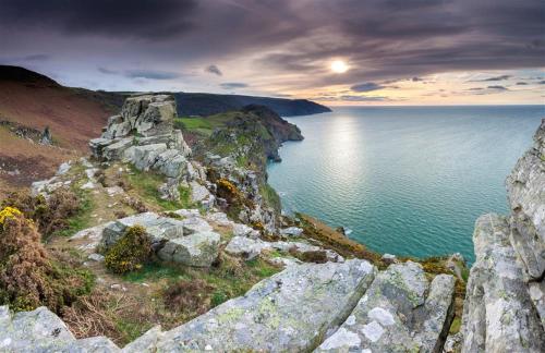 a view of the ocean from a rocky cliff at Tree Tops Lynbridge in Lynmouth
