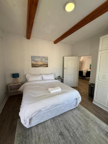 Ένα ή περισσότερα κρεβάτια σε δωμάτιο στο The Mallside Apartments