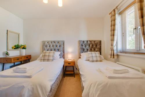 帕兹托Samphire的带窗户的房间里有两张单人床