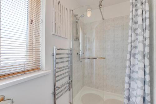 帕兹托Samphire的带淋浴和浴帘的浴室