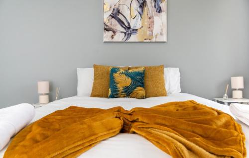 Ένα ή περισσότερα κρεβάτια σε δωμάτιο στο Beautiful Orpington Home w Pool Table and Driveway