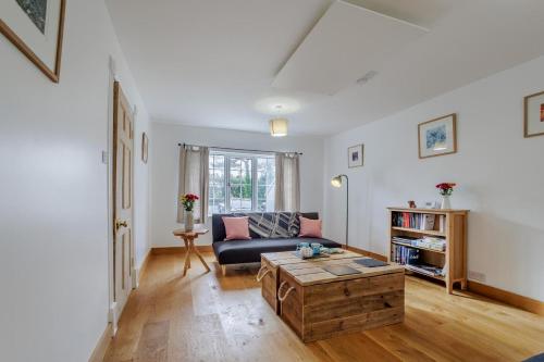 Una sala de estar con un sofá y una mesa de café. en Quercus Cottage - Challock, en Leaveland