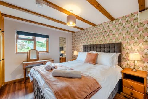une chambre avec un grand lit dans une pièce dans l'établissement Otter Cottage at West Ashridge, à Bideford
