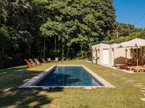 una piscina en medio de un patio en Château de la Huberdière, en Nazelles