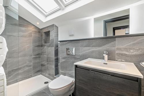 Un baño con lavabo, inodoro y bañera. en Rooftop Rendezvous - St Ives, en St Ives
