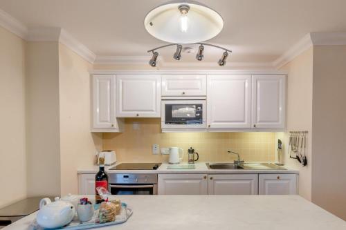 Η κουζίνα ή μικρή κουζίνα στο 32 St Brides Bay View Apts