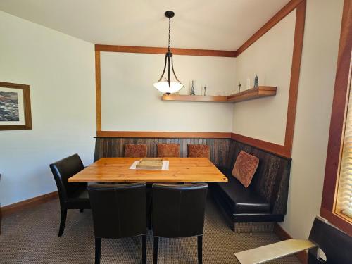 Coin salon dans l'établissement Timberline Lodges by Fernie Lodging Co