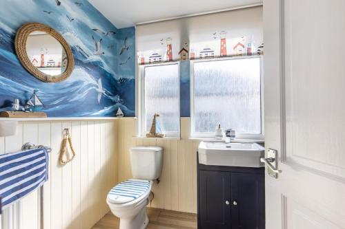 een badkamer met toilet en wastafel bij Soundwaves House in Bude