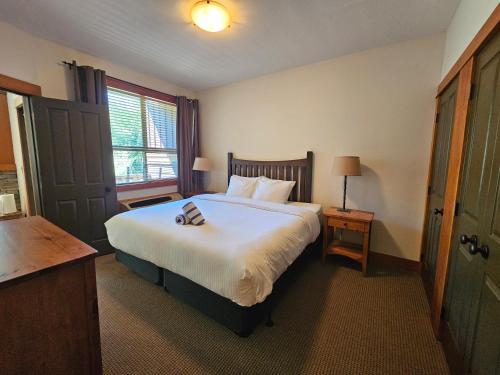 une chambre avec un lit avec une serviette dessus dans l'établissement Timberline Lodges by Fernie Lodging Co, à Fernie