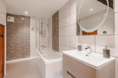 Koupelna v ubytování Granary Cottage