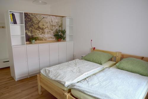 a small room with a bed and a book shelf at Beim Stadttor in Belgern