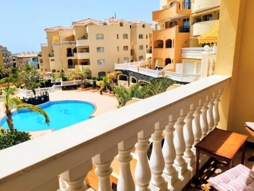 balcone con vista sulla piscina e sugli edifici di Casa Girasol a Los Cristianos