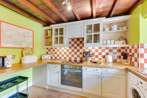 Kuchyň nebo kuchyňský kout v ubytování The Cottage