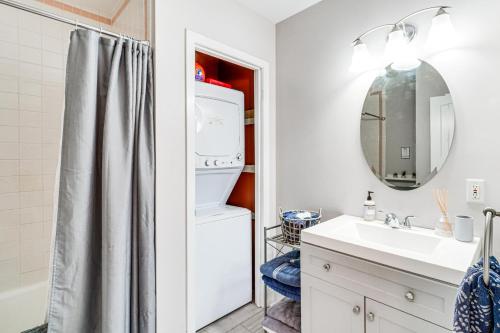 Phòng tắm tại Cookout Ready Walkable Home in Bearden Village