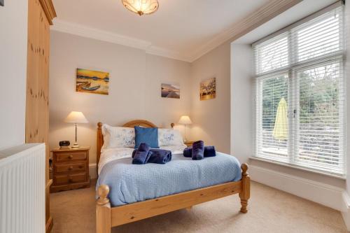 ein Schlafzimmer mit einem Bett und einem Fenster in der Unterkunft Elterwater Apartment in Bowness-on-Windermere
