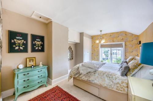 En eller flere senge i et værelse på Primrose Cosy Cottage