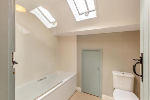 La salle de bains est pourvue d'un lavabo, de toilettes et de lucarnes. dans l'établissement The Cottage - Bellman House, à Crook