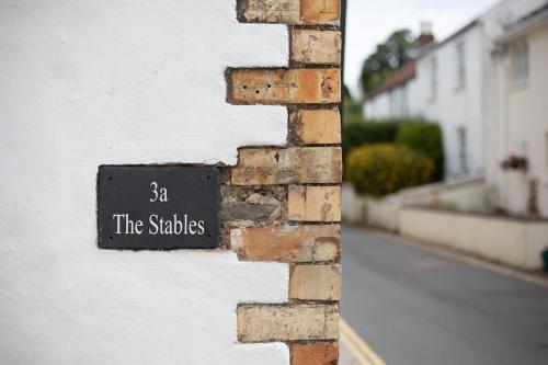 The Stablesに飾ってある許可証、賞状、看板またはその他の書類
