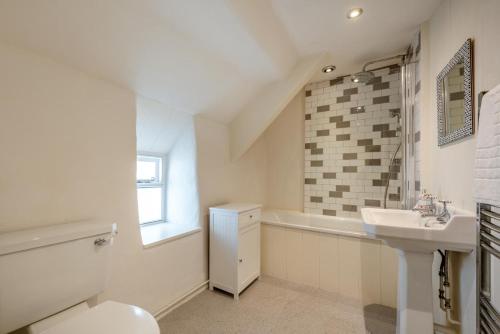 ein Badezimmer mit Waschbecken, Toilette und Badewanne in der Unterkunft Annies Cottage - Appledore in Appledore