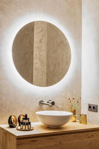a bathroom with a bowl sink and a large mirror at Bed en breakfast Suite 8 in Langenboom