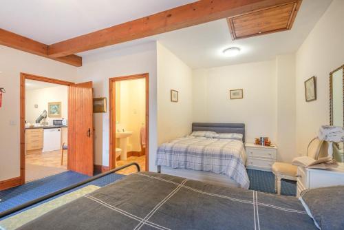 Lark Rise Cottage - 3 White Hoe Farm في Kirton in Lindsey: غرفة نوم مع سرير وحمام