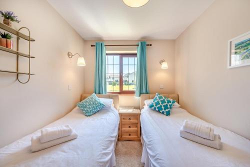 En eller flere senge i et værelse på 2 Bed in Woolacombe oc-s29499