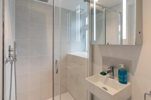 Un baño de Knill Cottage West