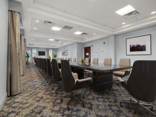 Kawasan bisnes dan/atau bilik persidangan di Holiday Inn Conference Centre Edmonton South by IHG
