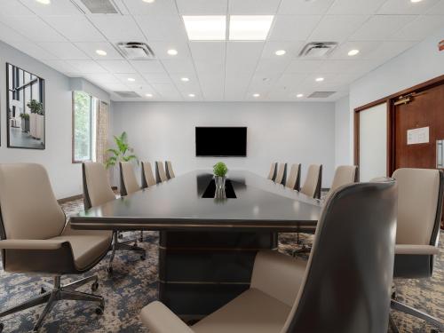 Televisyen dan/atau pusat hiburan di Holiday Inn Conference Centre Edmonton South by IHG
