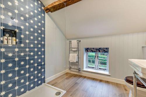 a bathroom with a star patterned wall at Hall Cottage in Eccleshall