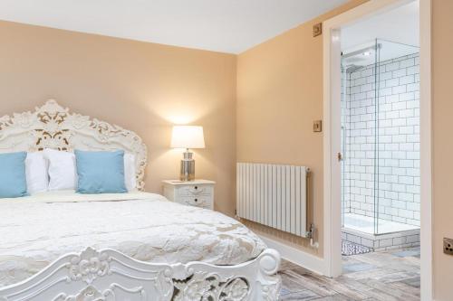 ウィットビーにあるThe Admirals Room - Whitbyの白いベッドと青い枕のある寝室